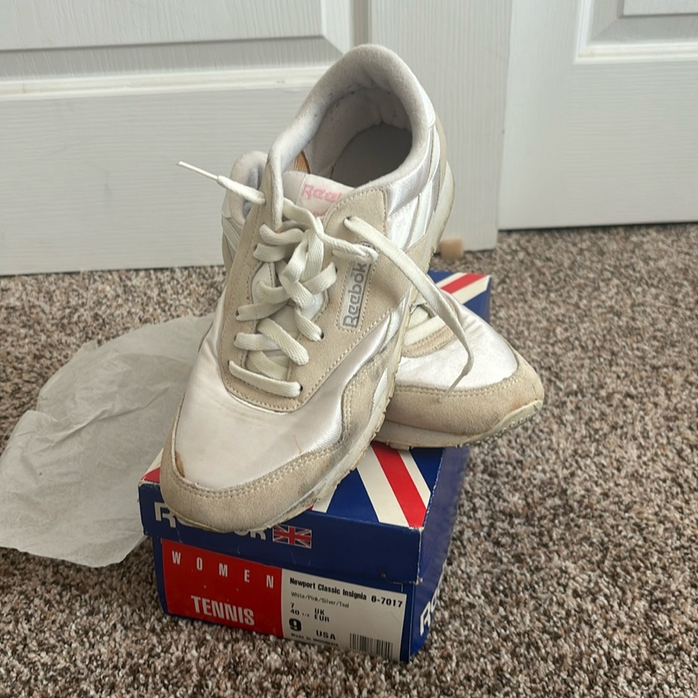 EUC vintage Reebok shoes